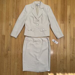 Le Suit Textured Skirt Suit – Size US 10 – Cream – NWT